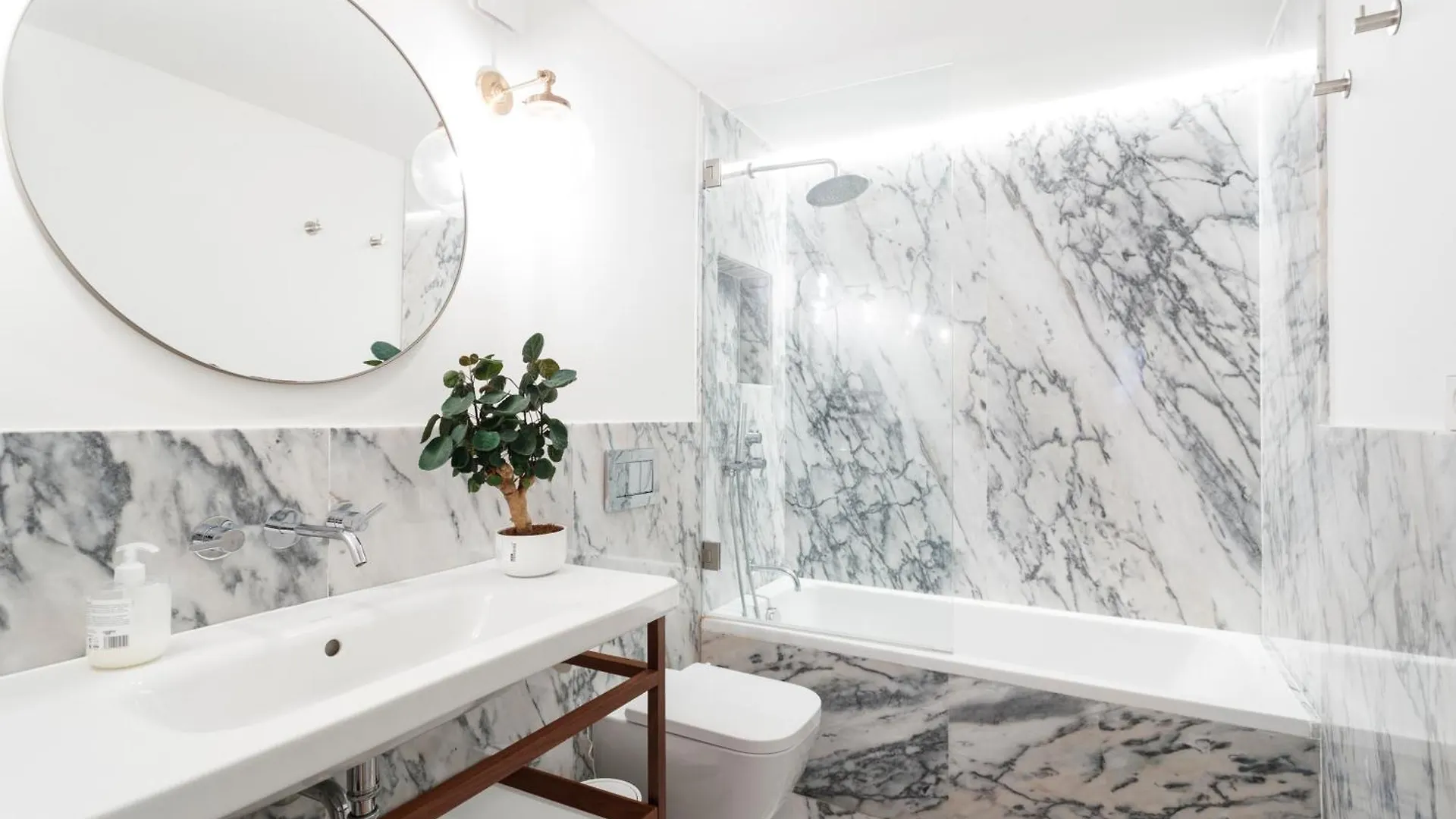 Alloggio in famiglia Double Room With Private Wc In Shared House In Downtown Lisbona