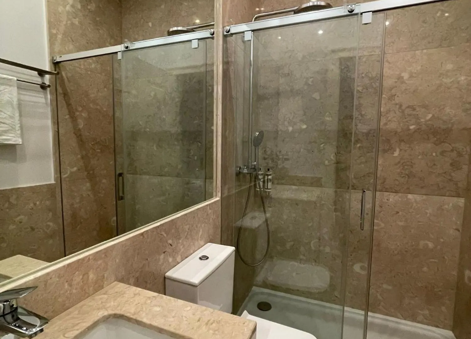 Double Room With Private Wc In Shared House In Downtown Lisboa Portekiz